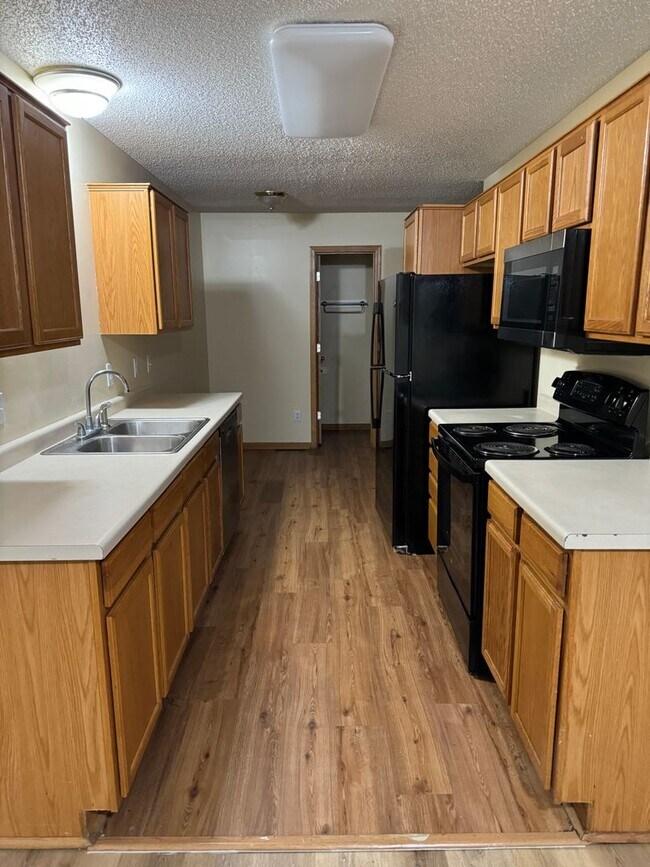 Foto del edificio - New paint and flooring! 3 bed/1.5 bath ove...