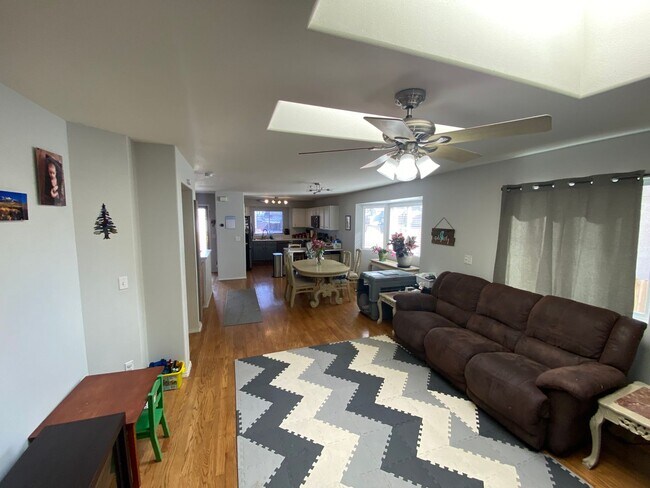 Foto del edificio - Nice 4 Bed 2 Bath Home Close to Ft Carson!!!