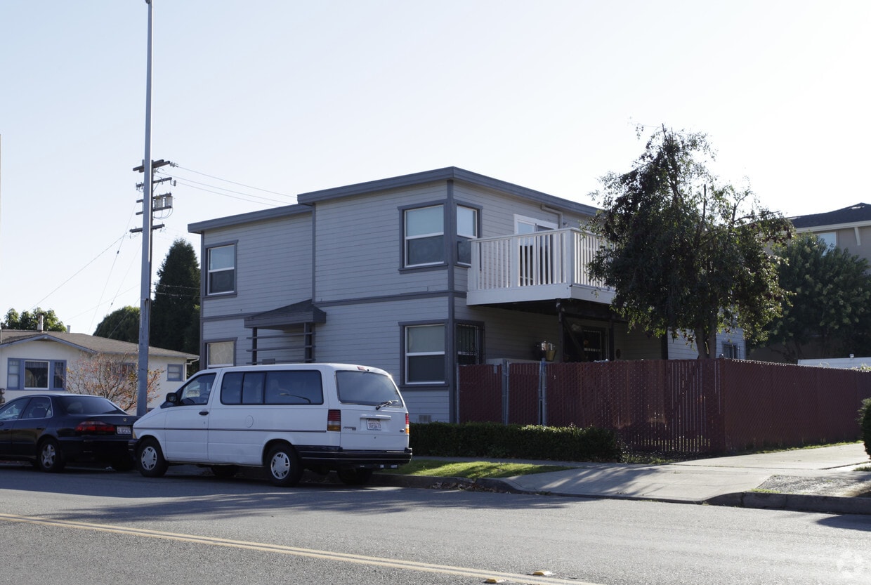Building Photo - 305 W Juana Ave