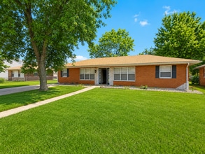 Building Photo - 24 Fontainebleau Dr