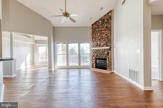 Building Photo - This 2bd 2bth penthouse level condo is in ...