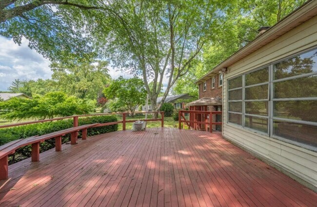 Large deck to enjoy the spacious yard - 211 Lakeview Dr