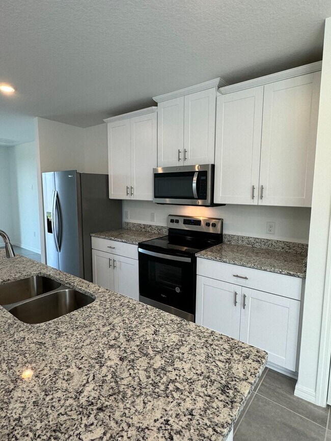 Foto del edificio - 3 Bedroom 2 Bath with Double Car Garage in Poinciana!