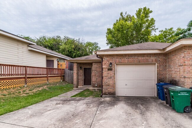 Building Photo - 2-BEDROOM DUPLEX NEAR MEDICAL CENTER