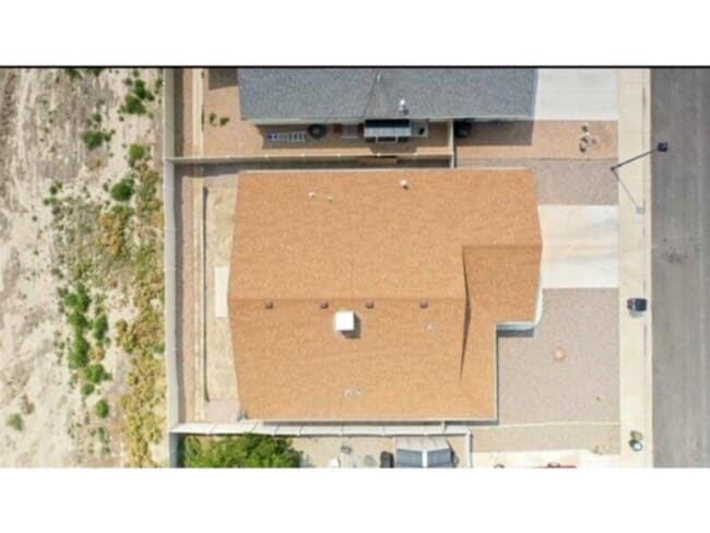 Building Photo - CUTE 3 BED, 2 BATH HOUSE WITH GREAT SPACE,...