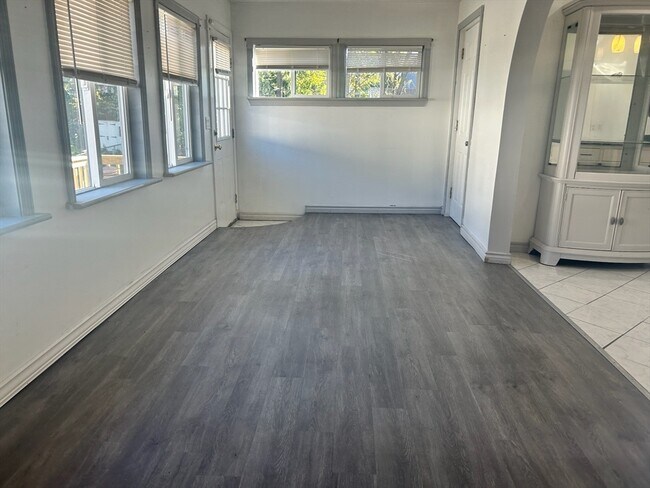 Building Photo - 44 Glen Ave