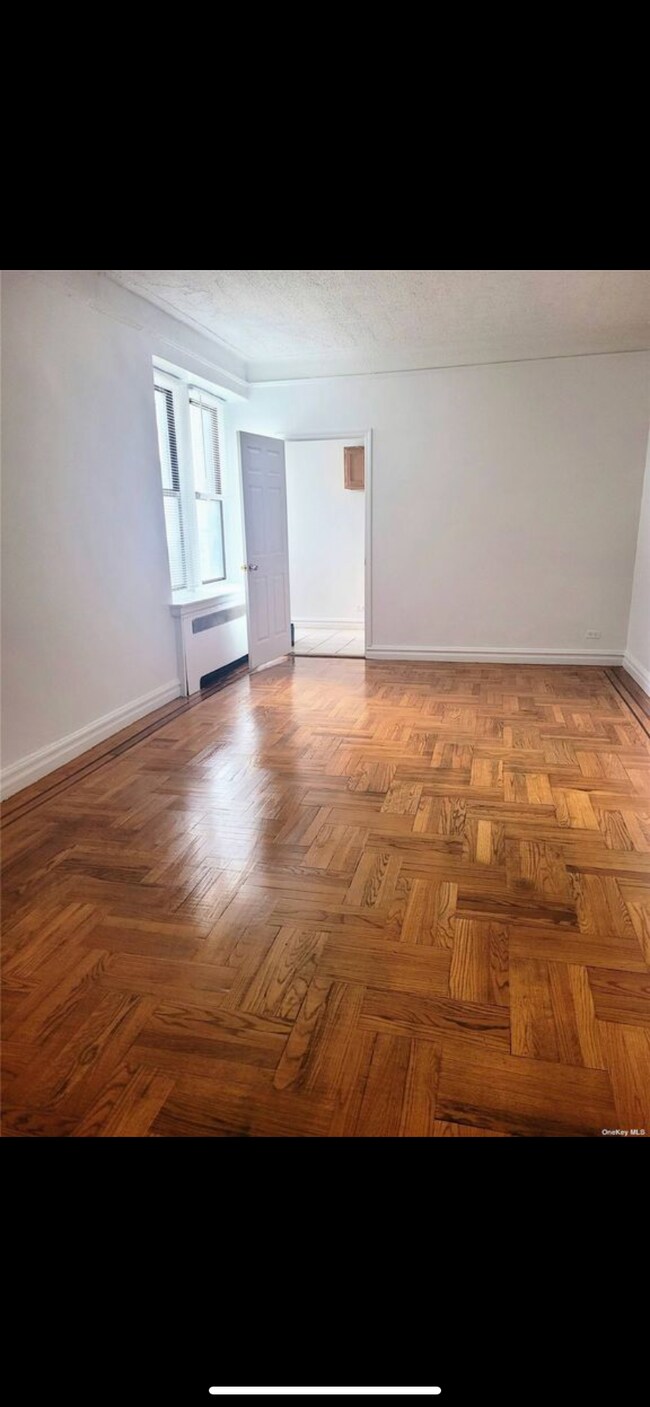 Foto del edificio - 4355 Kissena Blvd
