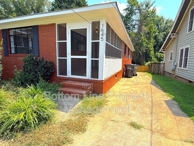 Building Photo - 1945 Woodcrest Ave