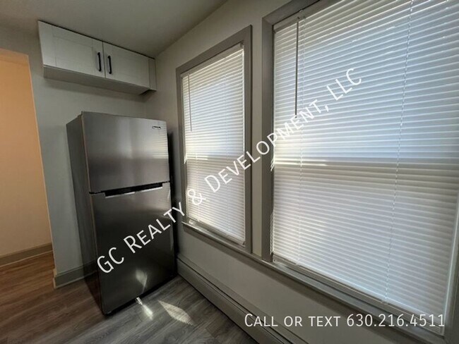 Building Photo - ***RENOVATED / 1 BDRM - 1 BTH / BLOCKS FRO...