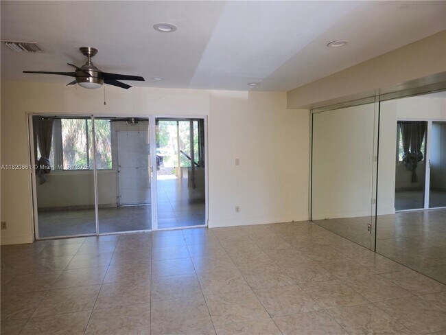 Foto del edificio - 3872 NW 76th Ave