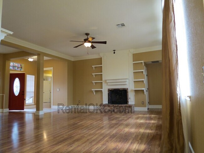 Foto del edificio - East side Moore 3 Bed 2 Bath no carpets