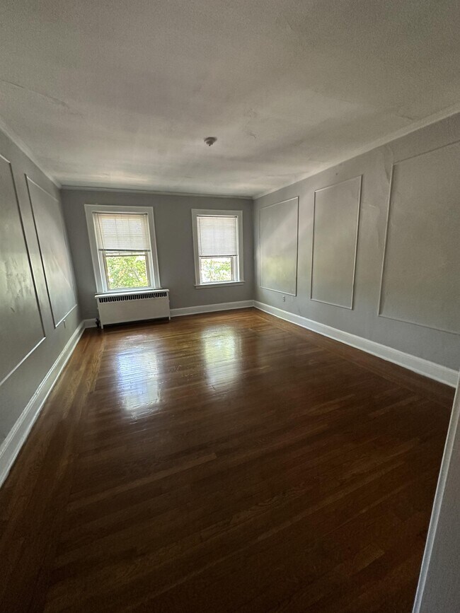 Building Photo - 831 Elm St