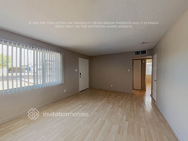 Building Photo - 1811 E Clarendon Ave