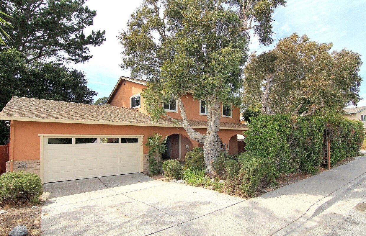 Foto principal - Upper Westside Santa Cruz - 4 BR, 2.5 BA h...