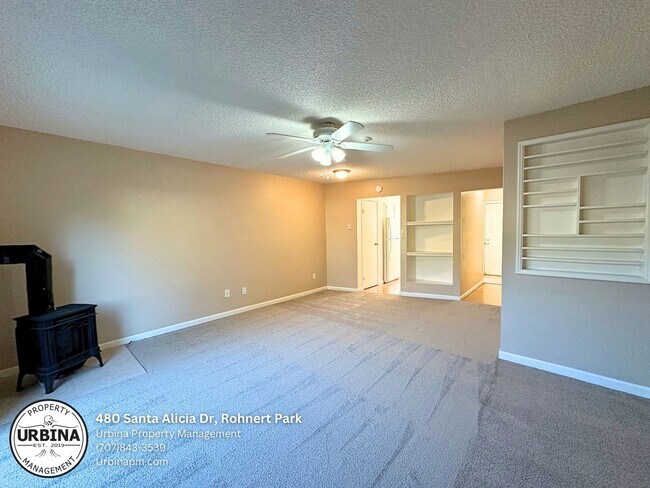 Foto del edificio - Charming 2-Bedroom Townhouse in a Prime Lo...