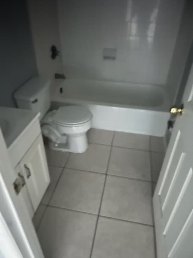 Building Photo - 2 bed 1 bath with 855 sf. Great location b...