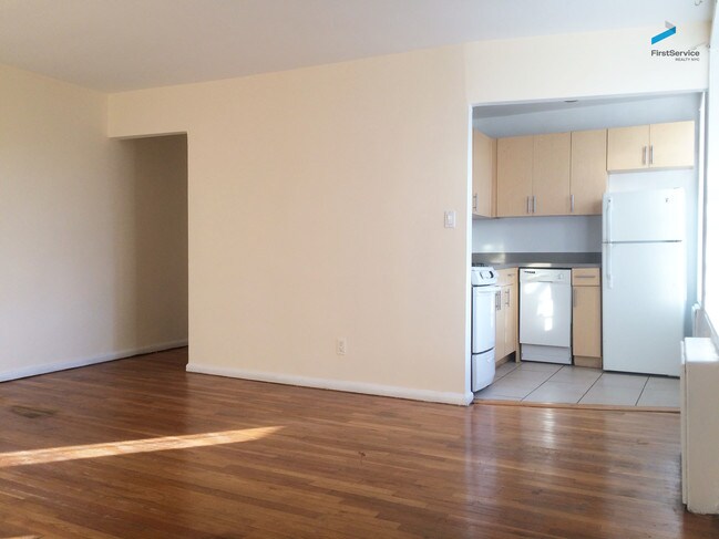 Building Photo - 9335 Lamont Ave