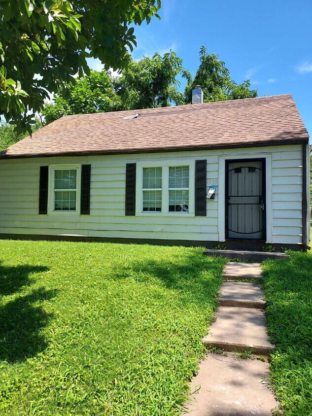 Foto principal - "Charming 2-Bedroom Gem with Cozy 744 Sq F...