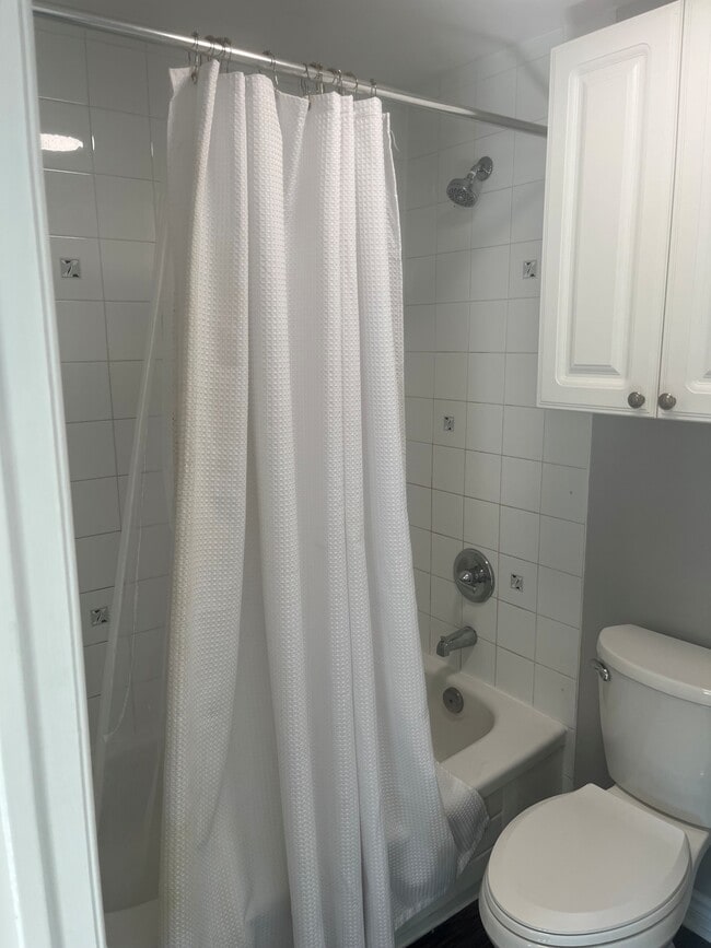 Building Photo - Bachelor _ Queen and Broadview