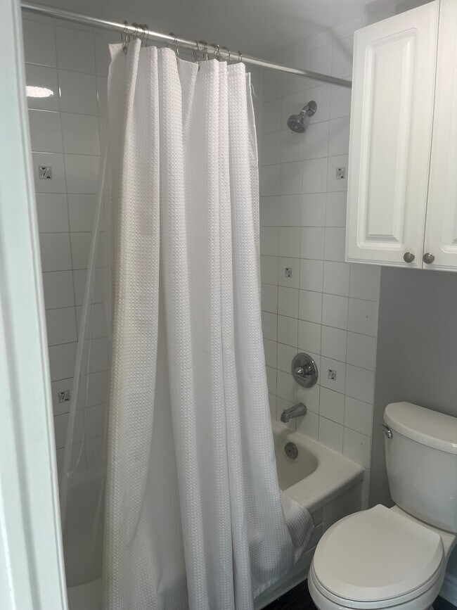 Photo du bâtiment - Bachelor _ Queen and Broadview