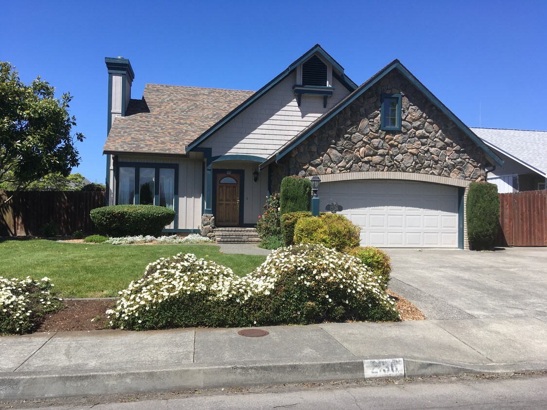 2136 Shamrock Dr, Fortuna, CA 95540 House Rental in Fortuna, CA