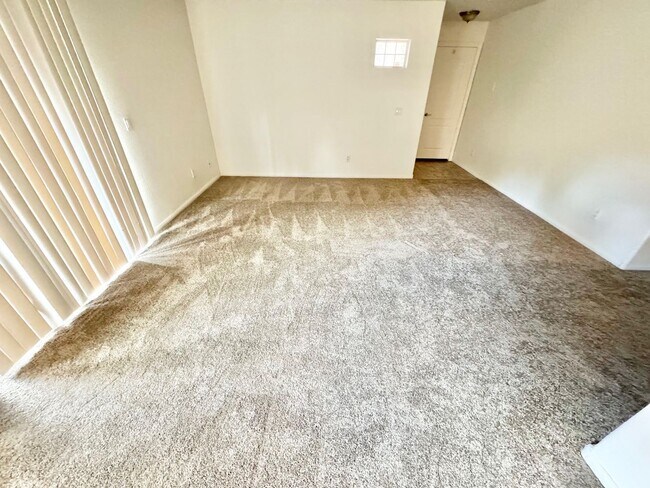 Foto del edificio - SPACIOUS 3 BEDROOM GROUND FLOOR CONDO
