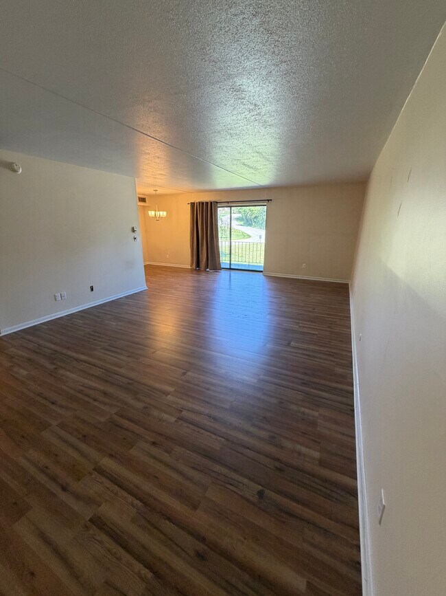 Foto del edificio - 1325 Forest Green Dr