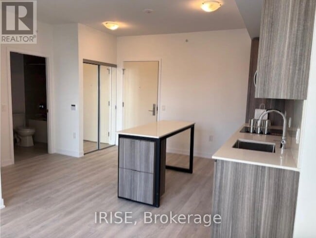 Building Photo - 15 Richardson St