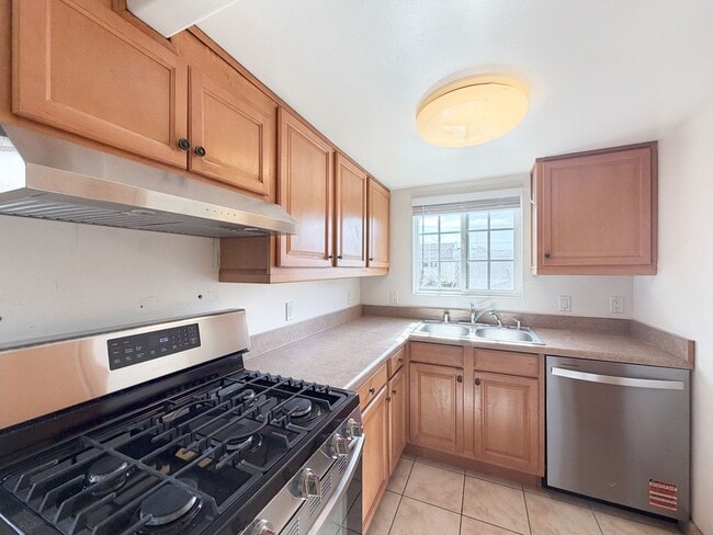 Building Photo - SD: Bright 2BD/2BA Unit in University Heights with A/C, In-Unit Laundry & 1 Reserved Parking