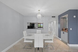 Building Photo - 2206 S Cypress Bend Dr