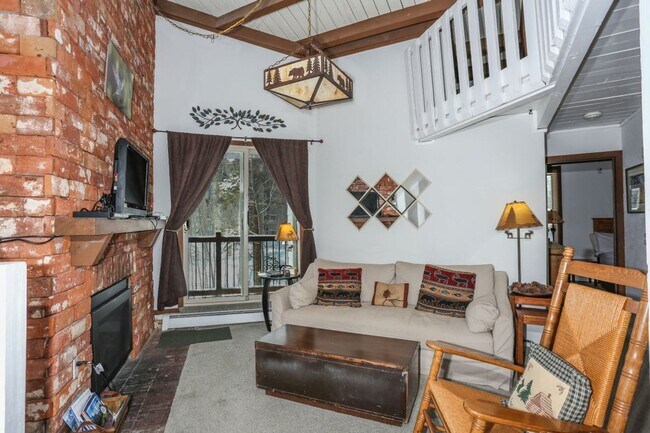 Building Photo - 2 Bedroom in Wildernest!  Summer lease!