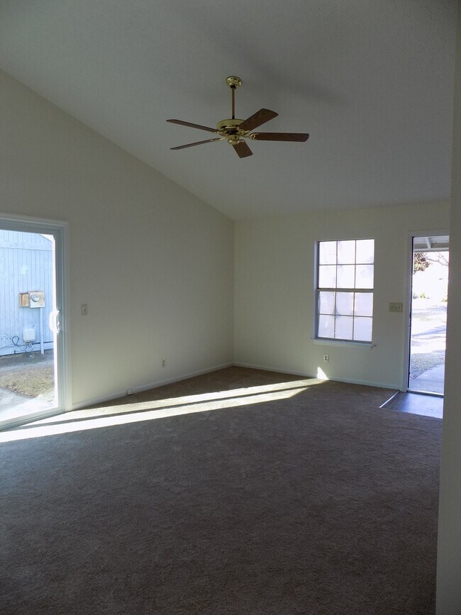 Building Photo - 3 Bedroom Home Close to Georgia Southern's...
