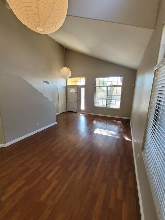 Building Photo - Two story 4/3 for rent in NE Phoenix