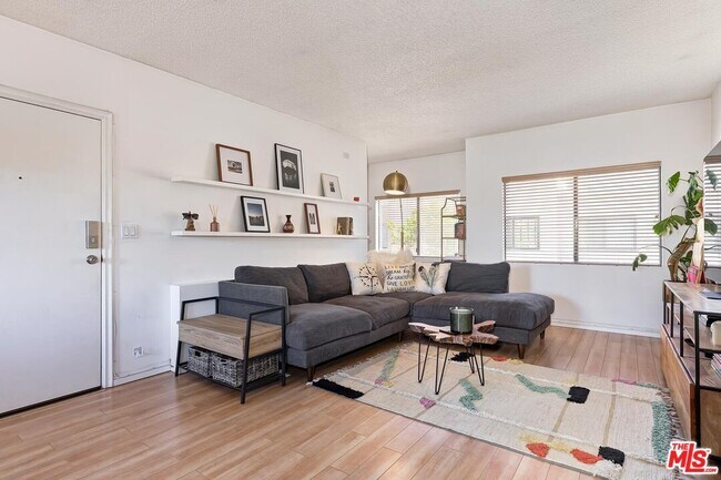 Foto del edificio - 5805 Whitsett Ave