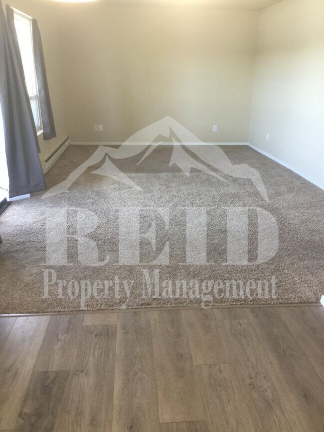Foto del edificio - 924 Shorewood Dr