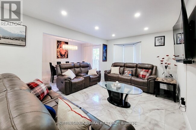 Building Photo - 2 Royalwood Ct