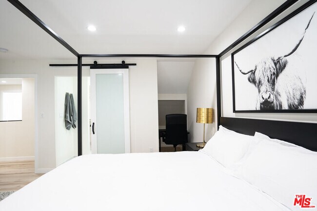 Foto del edificio - 8704 Dorrington Ave
