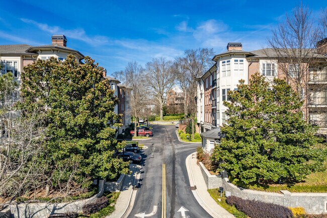 Entrada - 828 Highland Ln NE