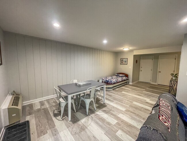 Building Photo - Lake Views! 1BR|1BA Rental