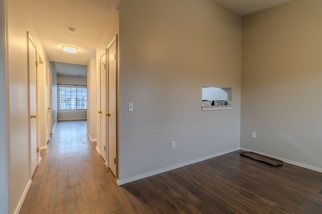 Building Photo - Great Location, Great Size, Great TC