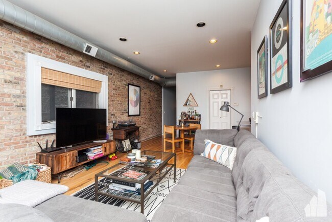 Foto del edificio - 821 N Milwaukee Ave