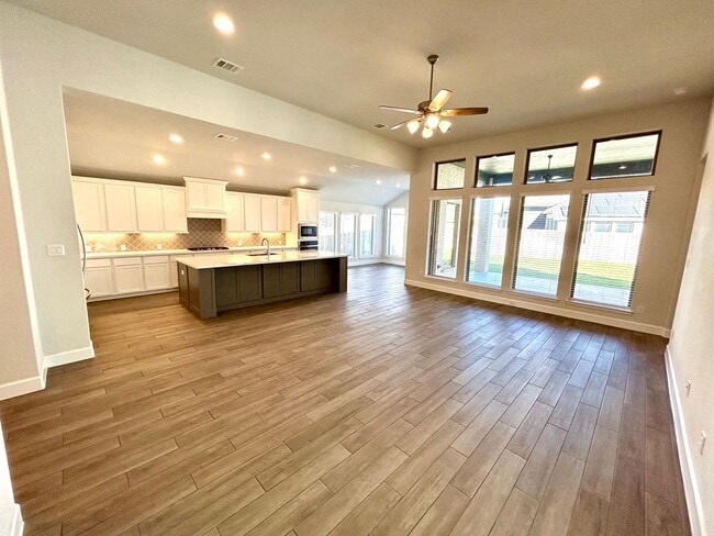 Building Photo - *COMING SOON* Lovely 4 Bedroom / 3.5 Bath ...