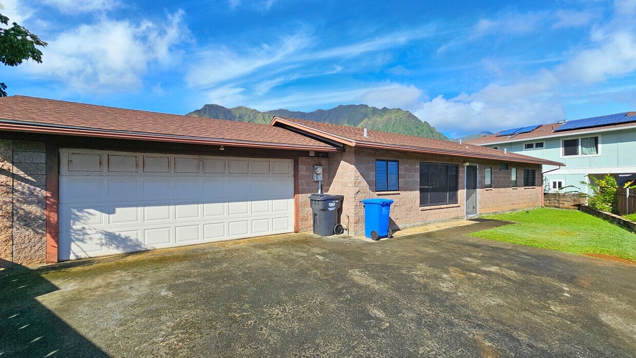 Primary Photo - Single level 3 bedroom, 1 1/2 bath with en...
