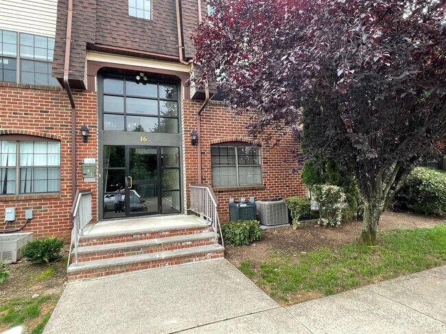 Foto del edificio - 1602 Green Hollow Dr