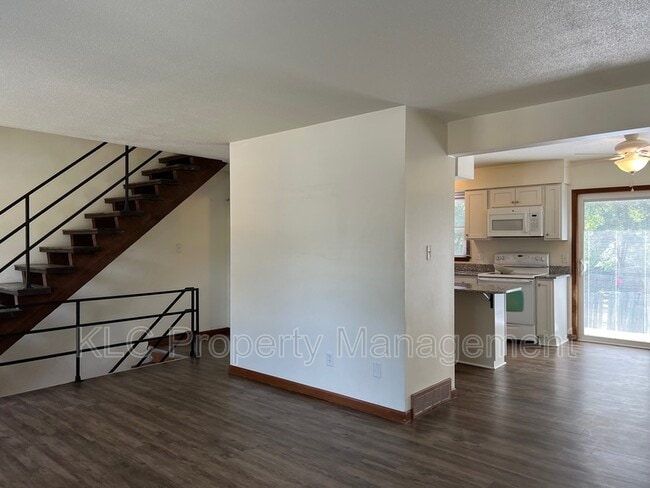 Building Photo - 6652 Holcomb Cir