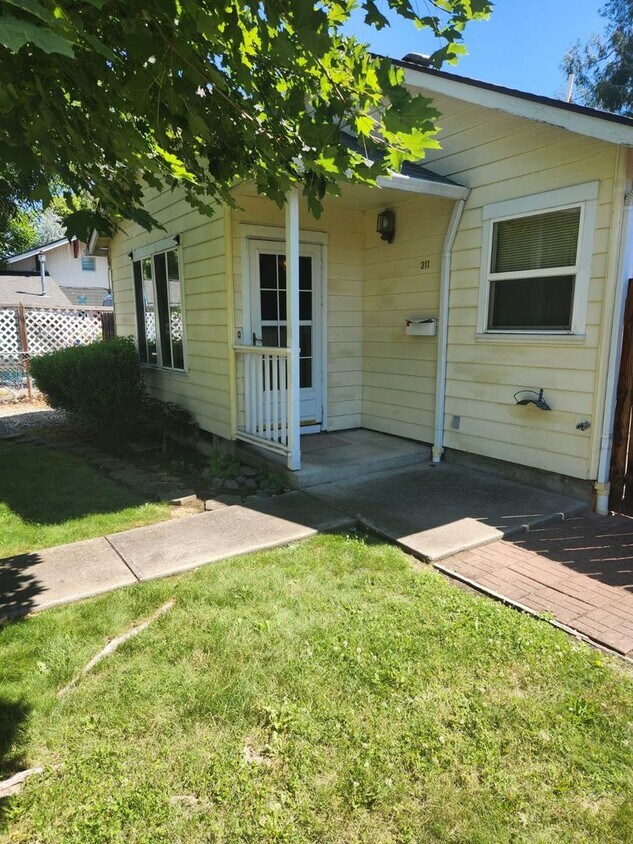 Primary Photo - Great 3 bdrm, 1.5 bath house Ready 7/8/24