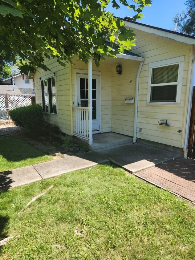 Primary Photo - ***PROCESSING APPLICANT***Great 3 bdrm, 1....