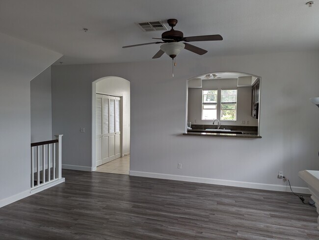 Sala de estar - 305 W Duarte Rd