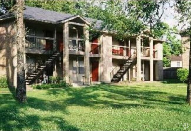 Building Photo - Royal Oaks Apartments