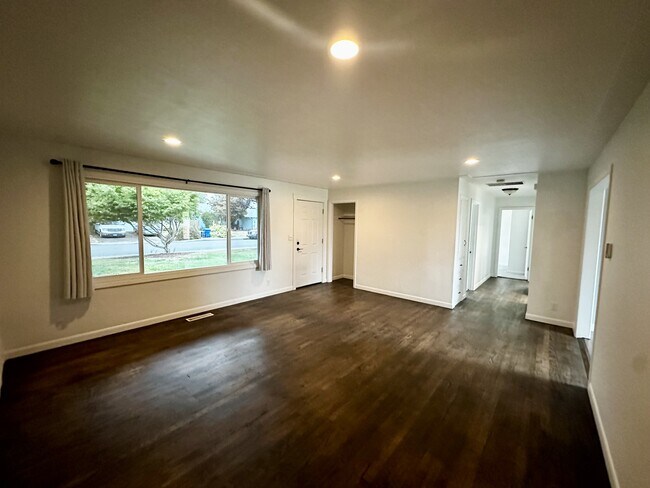 Foto del edificio - 4346 Mahrt Ave SE